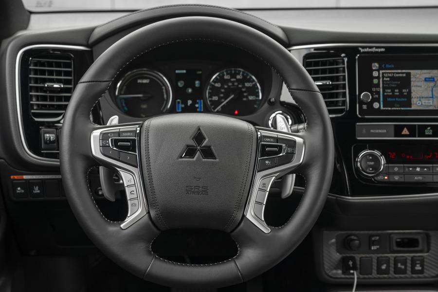 Панель приборов Mitsubishi Outlander PHEV 2018 года  (NA) (фото 26 из 41)